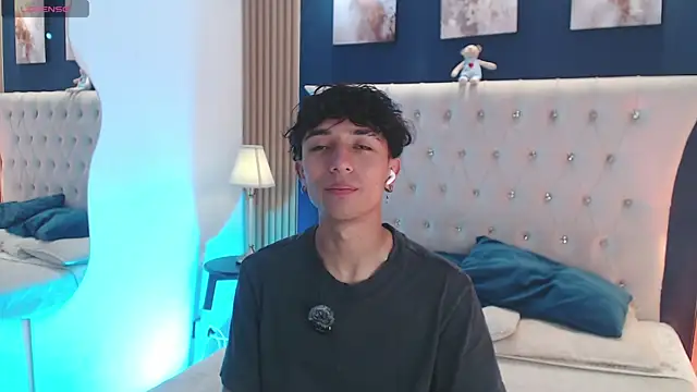 Snapshot of Aiden_Rivers_ chatting on July 7, 1:04 pm Aiden Rivers online show from July 7, 1:04 pm