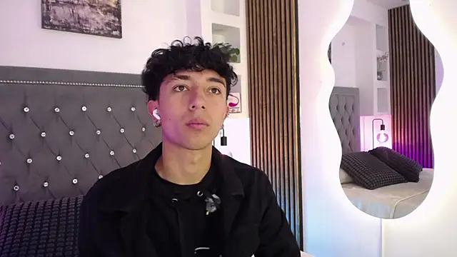 Snapshot of Aiden_Rivers_ chatting on July 30, 1:21 pm Aiden Rivers online show from July 30, 1:21 pm