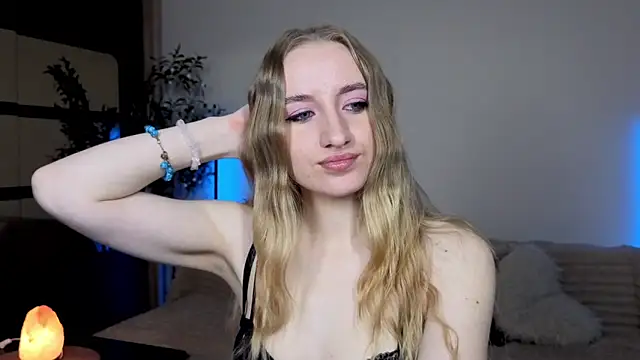 Snapshot of Oxy_Foxie chatting on May 24, 6:57 pm Oxy Foxie online show from May 24, 6:57 pm