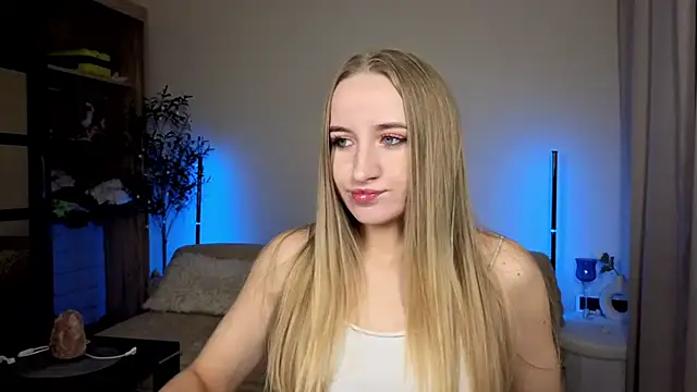 Snapshot of Oxy_Foxie chatting on June 2, 8:44 pm Oxy Foxie online show from June 2, 8:44 pm