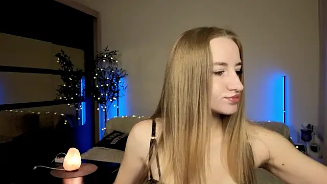 Snapshot of Oxy_Foxie chatting on June 5, 11:32 pm Oxy Foxie online show from June 5, 11:32 pm