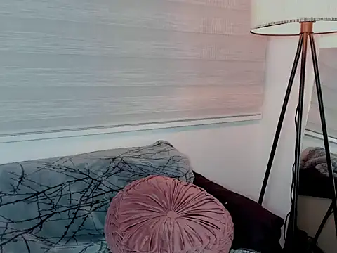 Snapshot of yourlollypetite chatting on February 18, 4:52 am yourlollypetite online show from February 18, 4:52 am