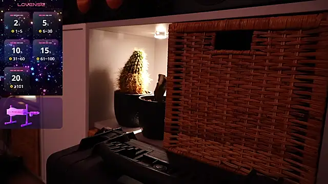 Snapshot of GlowBitch chatting on March 28, 8:08 pm GlowBitch online show from March 28, 8:08 pm