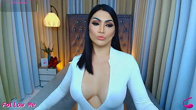 Snapshot of Laureen_Hilton chatting on March 28, 12:05 pm Laureen Hilton online show from March 28, 12:05 pm