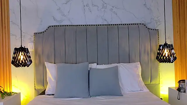 Snapshot of AnnaLoren_ chatting on April 2, 12:14 pm AnnaLoren online show from April 2, 12:14 pm