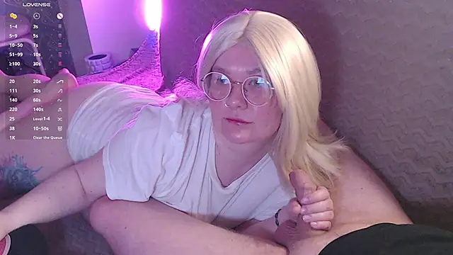 Snapshot of alisonsxxx chatting on May 28, 8:33 am alisonsxxx online show from May 28, 8:33 am