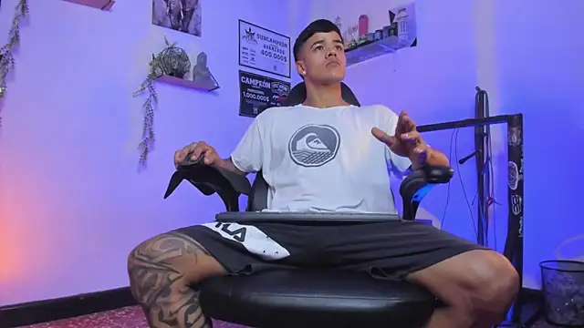 Snapshot of Rob_zaens33 chatting on March 3, 3:51 pm Rob zaens33 online show from March 3, 3:51 pm