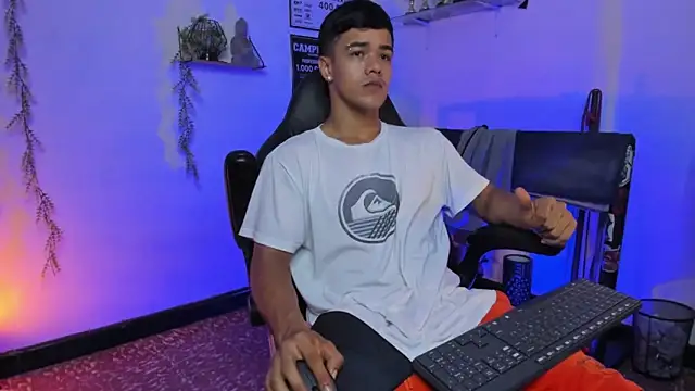 Snapshot of Rob_zaens33 chatting on March 8, 12:19 am Rob zaens33 online show from March 8, 12:19 am