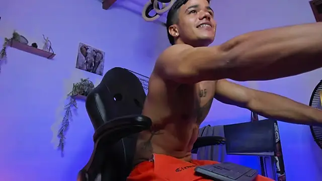 Snapshot of Rob_zaens33 chatting on March 8, 2:04 am Rob zaens33 online show from March 8, 2:04 am