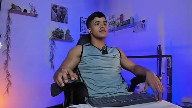 Snapshot of Rob_zaens33 chatting on March 9, 2:21 pm Rob zaens33 online show from March 9, 2:21 pm