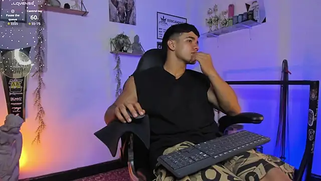 Snapshot of Rob_zaens33 chatting on March 20, 2:33 pm Rob zaens33 online show from March 20, 2:33 pm