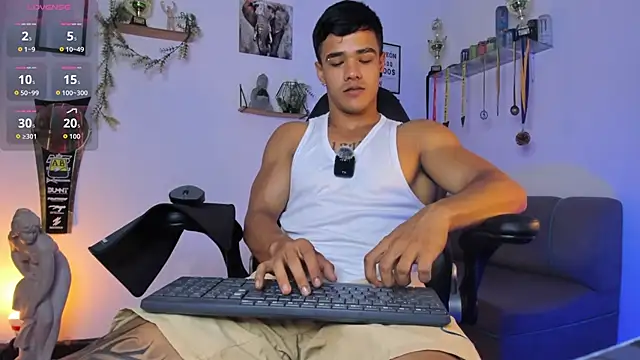Snapshot of Rob_zaens33 chatting on July 16, 2:34 pm Rob zaens33 online show from July 16, 2:34 pm