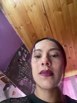 Snapshot of Emily-Fire chatting on February 24, 9:02 pm Emily-Fire online show from February 24, 9:02 pm