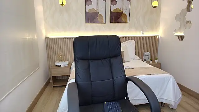 Snapshot of BellaMillers chatting on March 24, 6:46 pm BellaMillers online show from March 24, 6:46 pm