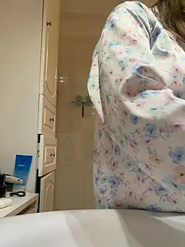 Snapshot of Frenchgirl45 chatting on March 1, 7:38 pm Frenchgirl45 online show from March 1, 7:38 pm