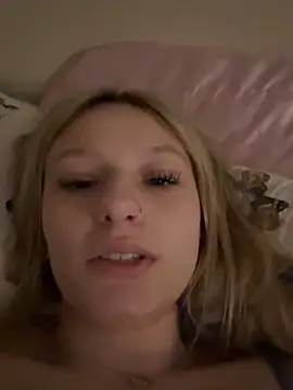 Snapshot of hyperafterdark chatting on April 12, 2:44 pm hyperafterdark online show from April 12, 2:44 pm