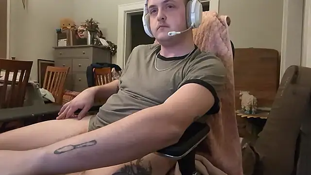 Snapshot of Lyntronix chatting on March 28, 1:49 am Lyntronix online show from March 28, 1:49 am