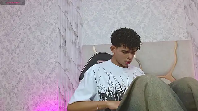 Snapshot of keahi_tay chatting on March 11, 1:17 pm keahi tay online show from March 11, 1:17 pm