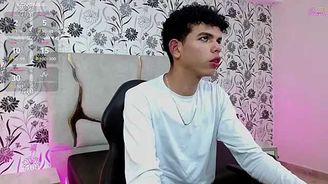 Snapshot of keahi_tay chatting on March 24, 3:44 am keahi tay online show from March 24, 3:44 am