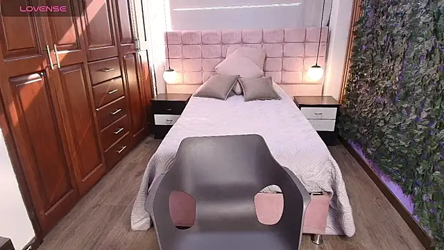 MoriahStorm online show from June 20, 12:52 pm