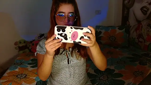 Snapshot of chloe_roxy chatting on April 8, 4:01 am chloe roxy online show from April 8, 4:01 am