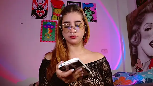 Snapshot of chloe_roxy chatting on April 11, 4:17 am chloe roxy online show from April 11, 4:17 am