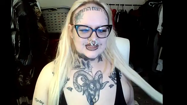 Snapshot of grindhouseho chatting on April 30, 1:56 am grindhouseho online show from April 30, 1:56 am