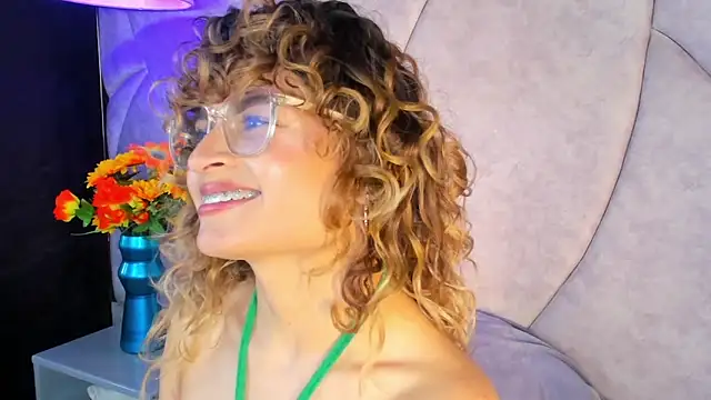 Snapshot of Emili_Rousee_ chatting on February 17, 7:31 pm Emili Rousee online show from February 17, 7:31 pm