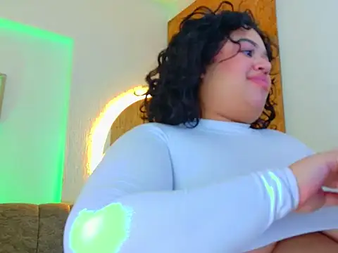 Snapshot of deva_big chatting on April 5, 2:53 am deva big online show from April 5, 2:53 am