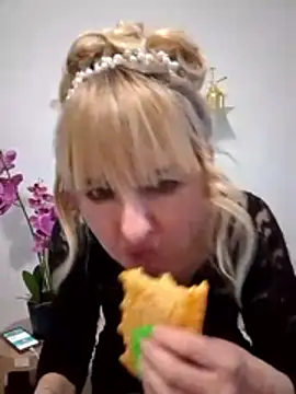 -Nefertiti- online show from March 2, 3:52 am