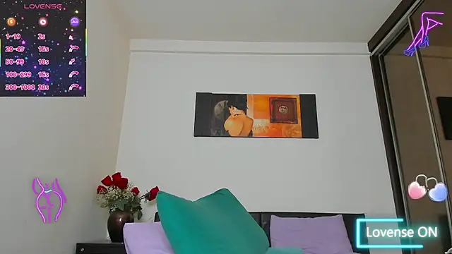 GoldenLunaa online show from June 26, 6:18 am