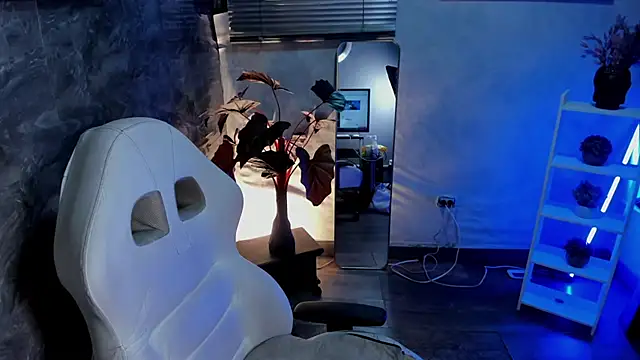 Snapshot of SophyAdams chatting on April 5, 5:37 am SophyAdams online show from April 5, 5:37 am