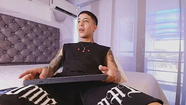 Snapshot of PapiLucca chatting on March 3, 7:31 pm PapiLucca online show from March 3, 7:31 pm