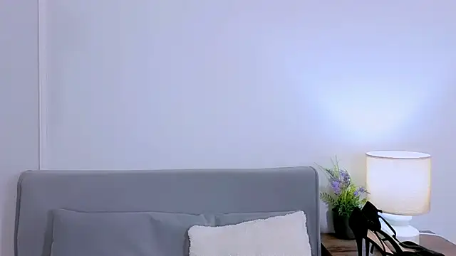 Snapshot of MiaFair chatting on March 31, 3:23 pm MiaFair online show from March 31, 3:23 pm