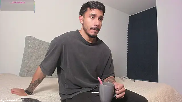 Snapshot of alphaandmuse chatting on April 4, 6:22 am alphaandmuse online show from April 4, 6:22 am