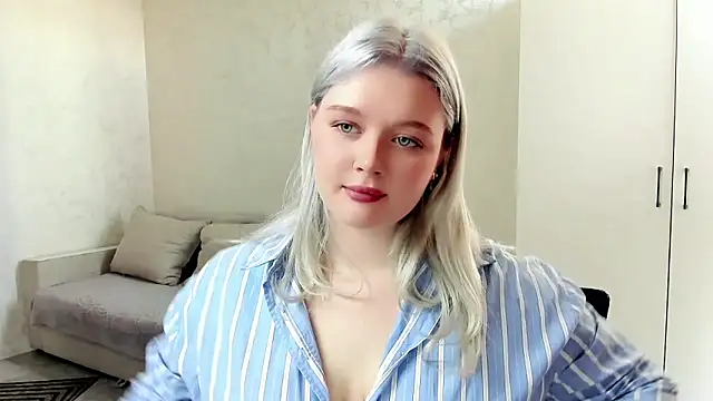 Snapshot of Ellilovv chatting on March 16, 5:44 am Ellilovv online show from March 16, 5:44 am