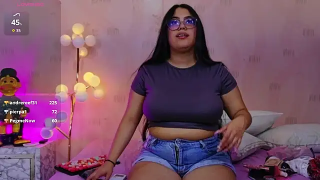 curvybuffgirllll online show from July 6, 7:49 pm