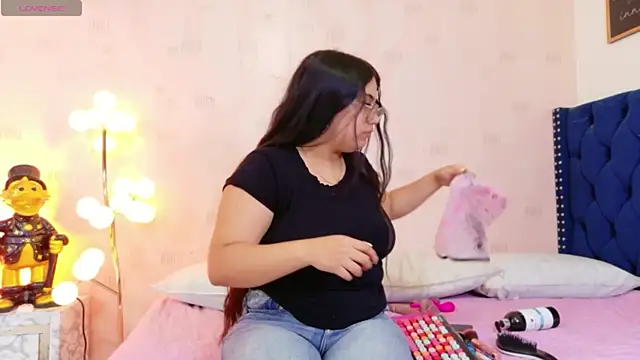 curvybuffgirllll online show from July 15, 7:52 pm