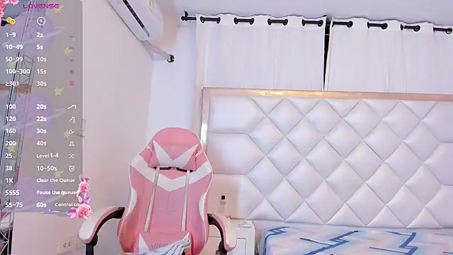 Snapshot of michelleblair1 chatting on February 28, 1:23 pm michelleblair1 online show from February 28, 1:23 pm