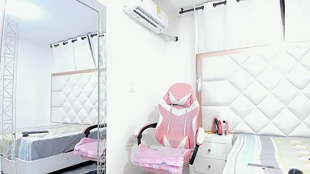 Snapshot of michelleblair1 chatting on March 20, 1:27 pm michelleblair1 online show from March 20, 1:27 pm