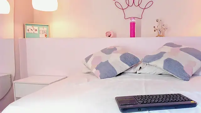 mia mendoza  online show from February 28, 12:50 pm