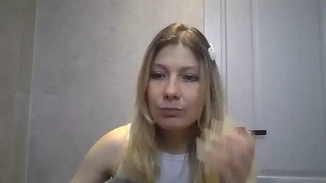 Snapshot of Foxy_Bright chatting on March 9, 1:26 pm Foxy Bright online show from March 9, 1:26 pm