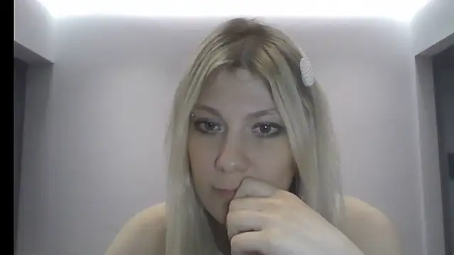 Snapshot of Foxy_Bright chatting on March 12, 7:31 pm Foxy Bright online show from March 12, 7:31 pm