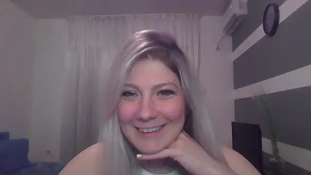 Snapshot of Foxy_Bright chatting on March 17, 7:06 pm Foxy Bright online show from March 17, 7:06 pm