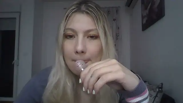 Snapshot of Foxy_Bright chatting on March 19, 7:29 pm Foxy Bright online show from March 19, 7:29 pm