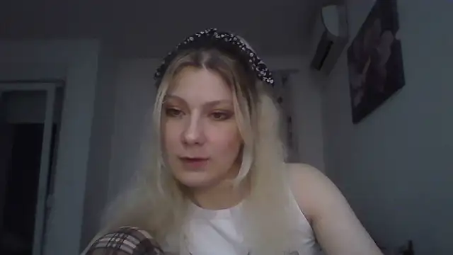 Snapshot of Foxy_Bright chatting on March 24, 7:19 pm Foxy Bright online show from March 24, 7:19 pm