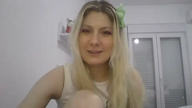 Snapshot of Foxy_Bright chatting on March 27, 7:35 pm Foxy Bright online show from March 27, 7:35 pm