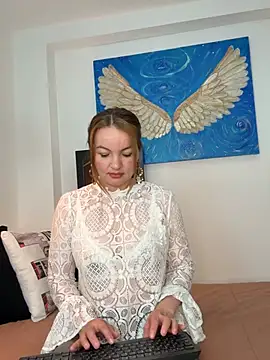 Snapshot of Viictoria-Jones chatting on April 8, 10:15 am Viictoria-Jones online show from April 8, 10:15 am