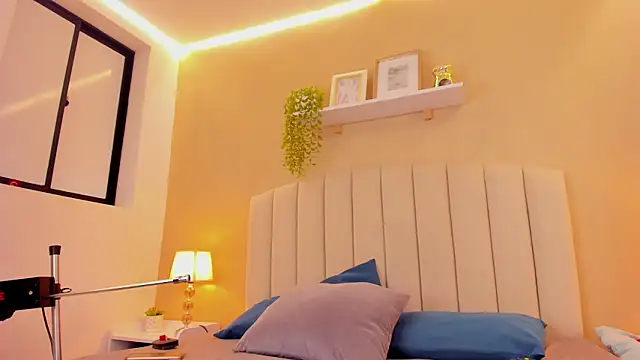 Snapshot of sara_kitten19 chatting on March 11, 1:39 pm sara kitten19 online show from March 11, 1:39 pm