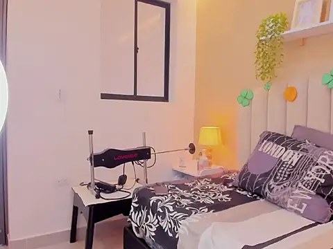 Snapshot of sara_kitten19 chatting on March 17, 1:25 pm sara kitten19 online show from March 17, 1:25 pm